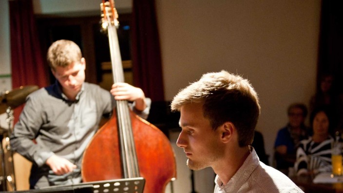 Beim "Jazz im Turm": Niklas Roever am Klavier und Roger Kintopf am Bass verzaubern ihre Zuhörer beim "Jazz im Turm".