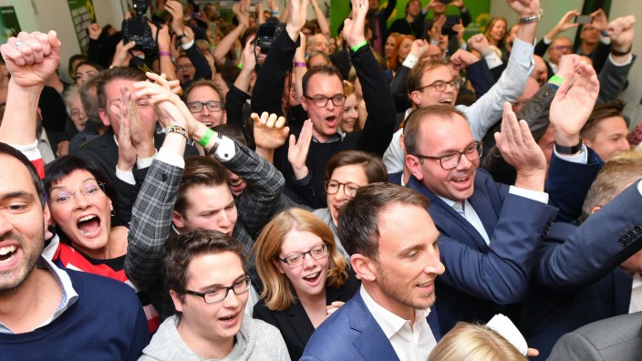 Wahlreportage: Sie profitieren vom Abstieg der Volksparteien CDU und SPD: Hessische Grüne jubeln über das Ergebnis der Landtagswahl.