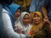 Indonesien - Trauernde Familienangehörige nach Flugzeugabsturz