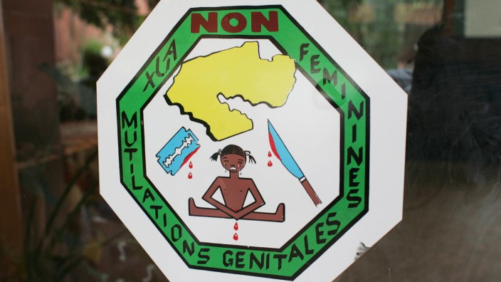 Hinweisschild gegen die Beschneidungspraxis an Maedchen und Frauen in Benin Natitingou Benin S