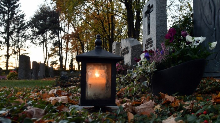 Allerheiligen: Ein Grab im Herbst.
