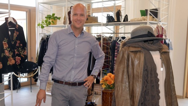 Grünwalder Nachbarschaftshilfe: Tobias Sichender, Geschäftsführer der Grünwalder Nachbarschaftshilfe zeigt sich begeistert vom Angebot im Second Hand Shop.