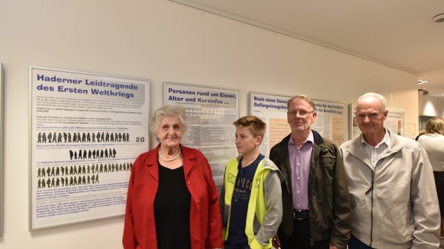 Ausstellung: Gerda Graßmann (Enkelin), Ururenkel Louis Keßler sowie die Enkel Kurt und Gerhard Eisner (von links) wurden zur Vernissage eingeladen.