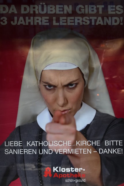 Leerstand in München: Die Nonne vom Plakat hat freie Sicht auf das Haus der katholischen Kirche am Max-Weber-Platz.