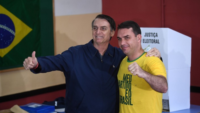Neuer Präsident: Man weiß nicht, wer härter ist: Jair Bolsonaro (links) oder Sohn Flavio.