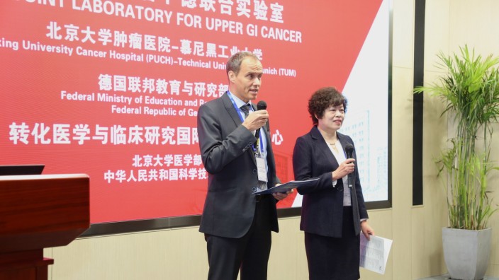 Deutsch-chinesische Zusammenarbeit: Markus Gerhard und seine chinesische Kollegin Pan Kai Feng von der Peking Universität bei der Auftaktveranstaltung des Programms in Peking.