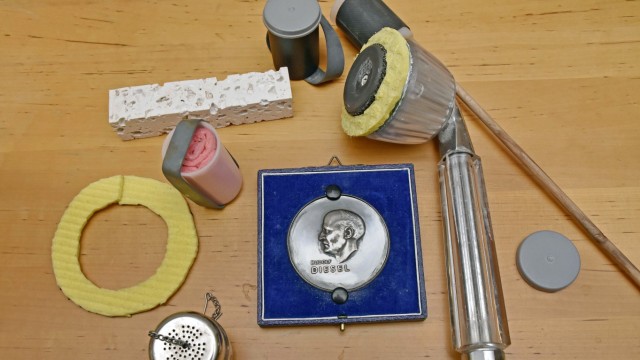 Erfindergeist: Die Erfindermedaille, die Gruber 1988 verliehen wurde, Schaumstoffringe zum Entkalken von Badarmarmaturen und ein Stück Gips mit Wasserkefirlöchern.