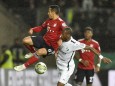 DFB-Pokal - Thiago im Zweikampf beim Spiel FC Bayern gegen SV Rödinghausen