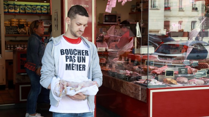 Vegetarismus in Frankreich: „Metzger ist kein Beruf“, steht auf dem T-Shirt eines militanten Tierschützers, der mit einem toten Ferkel vor einer Metzgerei in Paris demonstriert.