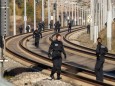 ICE-Anschlag - Polizisten suchen im Oktober 2018 eine ICE-Strecke ab