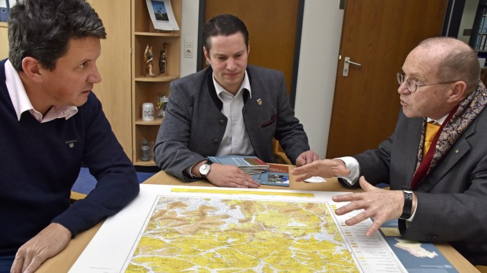 Mammendorf: Ernst Kroemer (von rechts) erläutert Bauamtsleiter Markus Hörmann und Bürgermeister Josef Heckl die geologische Karte von Mammendorf.