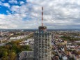 Luftaufnahme vom Hotelturm in Augsburg der den Spitznamen Maiskolben trägt Das höchste Bauwerk im