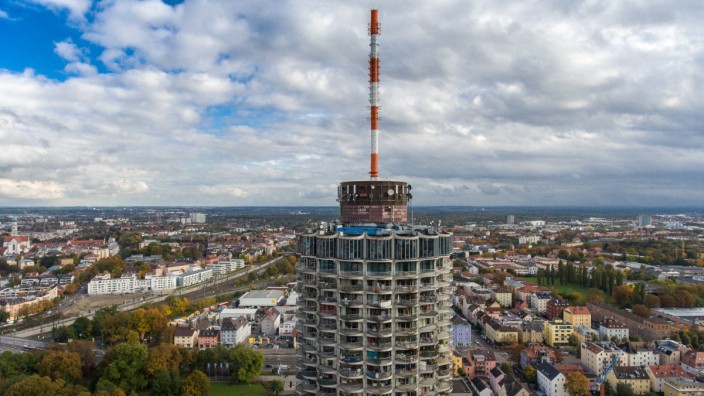 Luftaufnahme vom Hotelturm in Augsburg der den Spitznamen Maiskolben trägt Das höchste Bauwerk im