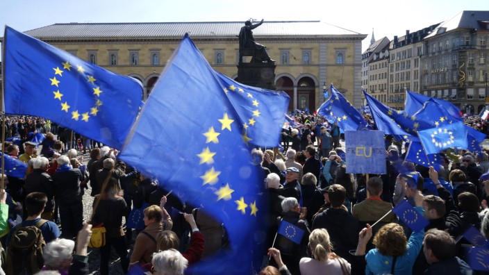 Europawahl: Bei der Kundgebung "Pulse of Europe" demonstrierten die Münchner im März 2017 vor der Staatsoper. Ende Mai 2019 entscheidet sich, wer sie künftig in Straßburg vertritt.