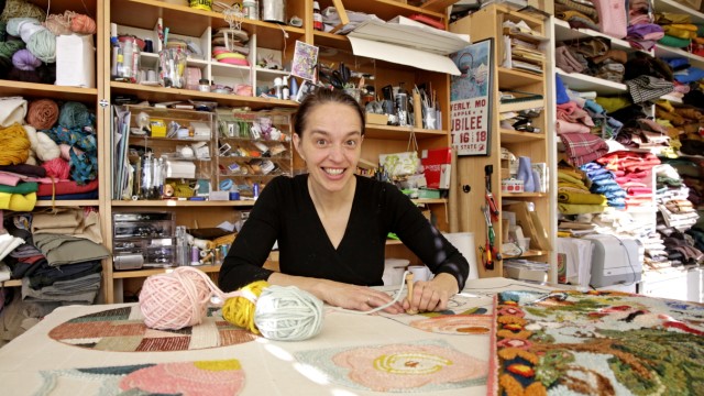 Familienreferentin und Kunsthandwerkerin: Kelly Wrights Atelier und Werkstatt am Ickinger Wenzberg sind ein farbenfrohes Durcheinander von Wollknäueln, Stoffen und Garnen.