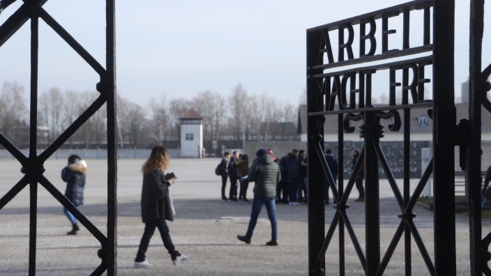 Vor 80 Jahren begann die Judenverfolgung: Das Tor zum ehemaligen Konzentrationslager Dachau mit dem zynischen Spruch "Arbeit macht frei".