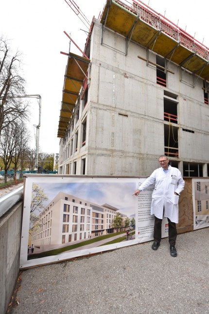 Schwabing: Im Rohbau fertig: Die neue Klinik soll in zwei Jahren fertig sein, der Spielplatz früher, sagt Oberarzt Armin Grübl.