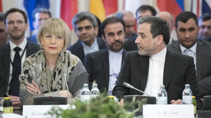 Atomabkommen mit Iran: Die beiden saßen nächtelang zusammen, feilten Wort für Wort an dem Abkommen: Helga Schmid und der Iraner Abbas Araghchi im Palais Coburg in Wien.