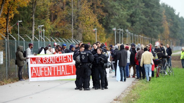 Fürstenfeldbruck: Polizeibeamte begleiten den Protestzug von der Erstaufnahmestelle im Fliegerhorst bis in die Fürstenfeldbrucker Innenstadt.