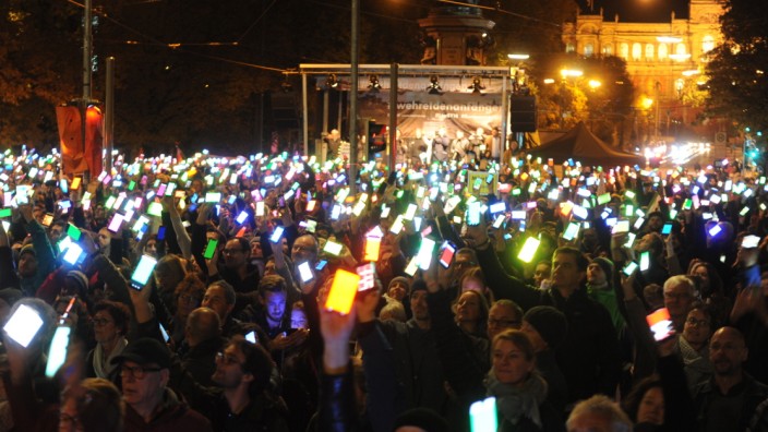 Demonstration: Das Licht von 5000 Handys strahlte gegen 21 Uhr eine Botschaft in den Abendhimmel aus - und damit auch Richtung Maximilianeum.