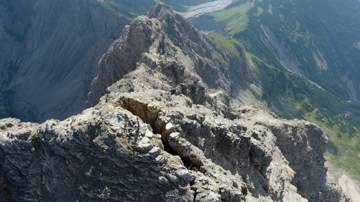 Oberstdorf: Eine tiefe Spalte klafft auf dem Gipfel des Hochvogels.