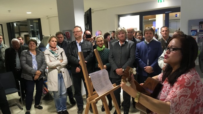 Führungen am Wochenende: Ning Wallner untermalt die Ausstellungseröffnung im Landratsamt musikalisch mit zwei Friedensliedern.