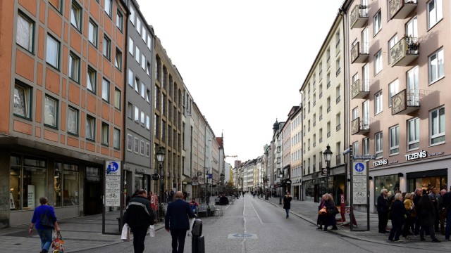 Münchner Innenstadt: So sieht die Sendlinger Straße im Moment noch aus: wie eine normale Straße. Viele Fußgänger trauen sich nicht, auf der alten Fahrbahn zu laufen.