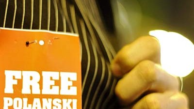 Der Fall Polanski: Ein Mann zeigt auf dem Filmfestival in Zürich ein "Free Polanski"-Zeichen, das er sich ans Hemd geheftet hatte.  Der 76-jährige Regisseur Roman Polanski hätte auf dem Festival den Preis für sein Lebenswerk verliehen bekommen sollen. Er wurde allerdings unmittelbar nach seiner Einreise in die Schweiz festgenommen.