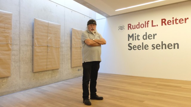 Rudolf L. Reiter: Rudolf L. Reiter im Ausstellungsraum im Museum Erding.