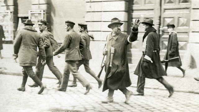 Geschichte: Eine bewaffnete Bürgerwehr führt im Mai 1919 in München gefangene Rotgardisten ab.