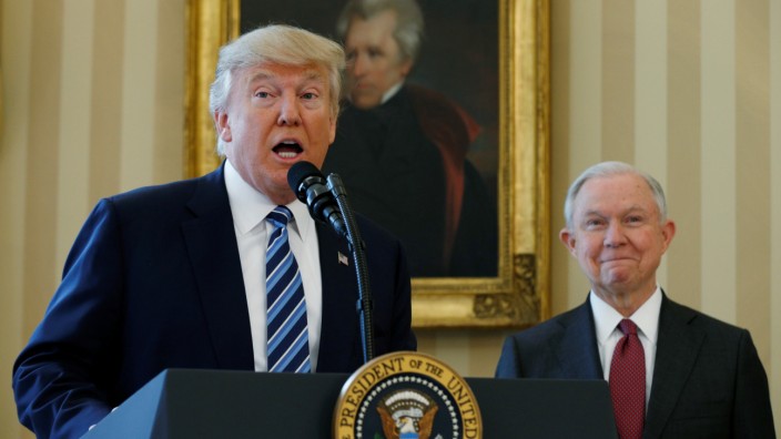 Donald Trump mit Justizminister Jeff Sessions