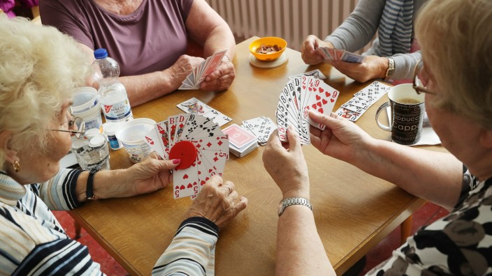 Rentnerinnen beim Kartenspielen