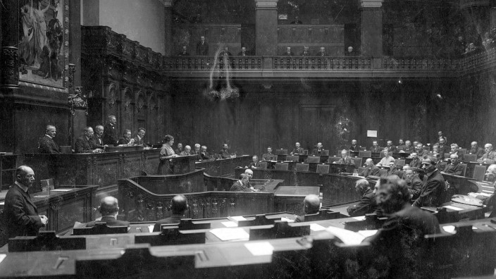 Umsturzjahr 1918: Die Sächsische Volkskammer im Jahr 1919. Am Regierungstisch sitzt auch der SPD-Minister Gustav Neuring, der am 12. April des Jahres von einem linksradikalen Mob gelynchnt wird.