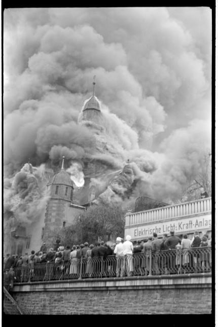 Reichspogromnacht: Der Brand der Synagoge am Obergraben in Siegen am 10. November 1938. Zu den Augenzeugen gehörte Walter Berg, dessen von 2003 an aufgezeichnete Kindheitserinnerungen im Stadtarchiv Siegen liegen.