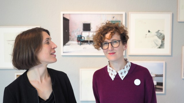 Maria Graf und Karin Zwack, (von links) Ausstellung "Wartezimmer, St. Bonifatius-Str.1.