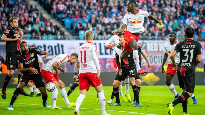 Bundesliga: Eins, zwei, sieben, wer hat den Ball? Chaos im Leverkusener Strafraum, diesmal ohne Folgen.