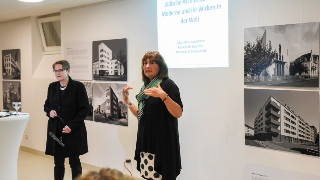 Sonderschau am historischen Ort: Kaija Voss (links) hat die Ausstellung fürs Badehaus konzipert. Sybille Krafft (rechts) führt bei der Vernissage ins Thema ein.