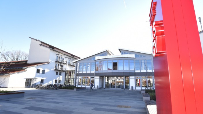 Ismaninger Gymnasium: Das neue Ismaninger Gymnasium war einst ein Tagungshotel der Telekom.
