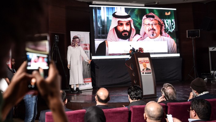 Getöteter Journalist Khashoggi: Täter und Opfer auf einem Bild? Auf einer Gedenkveranstaltung für den ermordeten saudischen Journalisten Jamal Khashoggi in Istanbul