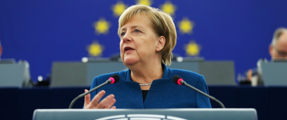 Kanzlerin im EU-Parlament: Angela Merkel bei ihrer Rede vor dem EU-Parlament in Straßburg