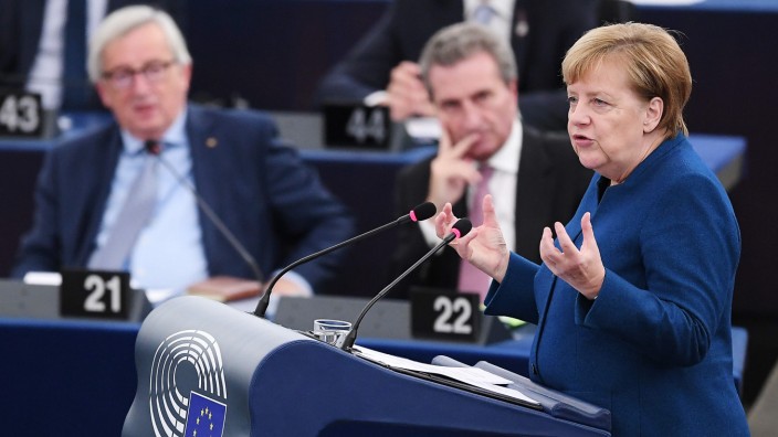 Kanzlerin im EU-Parlament: Will an der "Vision" einer EU-Armee arbeiten: Bundeskanzlerin Angela Merkel bei ihrem Auftritt im Parlament in Straßburg.