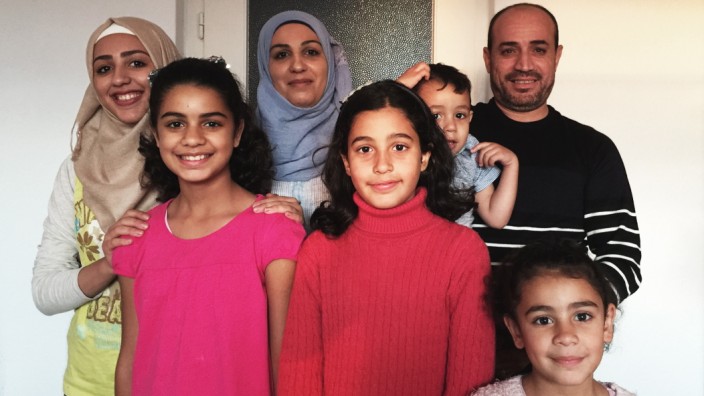 SZ-Serie "Schaffen wir das?", Folge 10: Seit Januar 2016 lebt die Familie von Zukaa Almasri (hinten Mitte) in Heidenau. Die Stadt hat viel getan, damit sich Flüchtlinge wieder sicher fühlen.