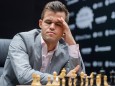 181110 Magnus Carlsen of Norway during round 2 of The FIDE World Chess Championship 2018 on Novembe; Schach-WM Magnus Carlsen