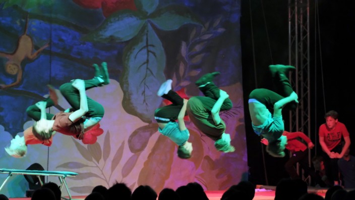 Artistik im Kloster: Die Schüler des Gymnasiums Schäftlarn führten allerlei akrobatische Kunststücke vor.