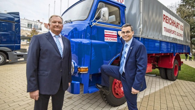 Auszeichnung für Gilchinger Unternehmen: Alexander Reichhart (re.) und Michael Jackl vor dem Lkw des Firmengründers Horst Reichhart. Der MAN 780F Diesel ist komplett restauriert.