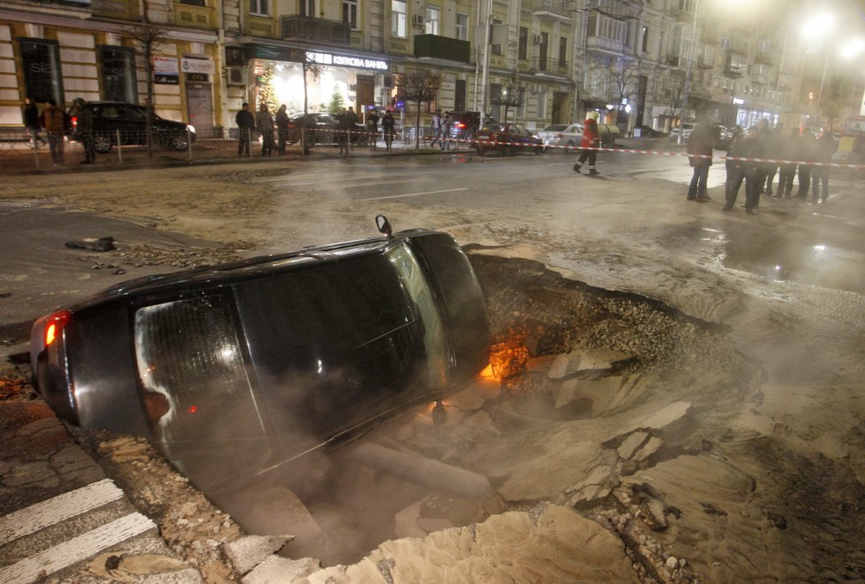 Straße in Kiew bricht ein