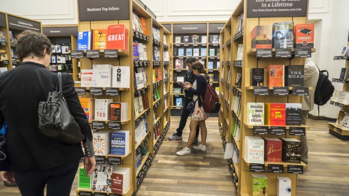 Second Amazon brick and mortar bookstore opens in New York Customers shop and browse in the new Amaz