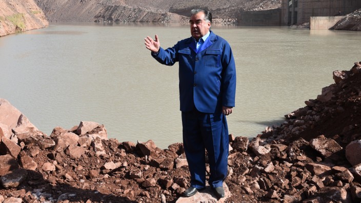 Tadschikistan: Präsident Emomali Rachmon auf der "ewigen Baustelle" des Rogun-Staudamms im Oktober 2016.