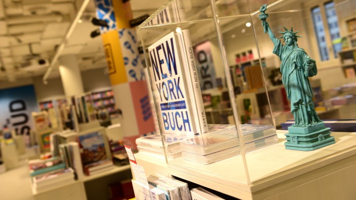 Buchhandel: Die Hugendubel-Filiale am Stachus soll neue Maßstäbe im Buchhandel setzen – mit Themeninseln statt alphabetisch sortieter Regalware.