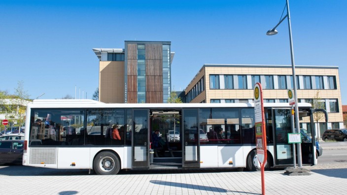 Nahverkehr: Ein öffentlicher Bus am Bahnhof in Ebersberg.